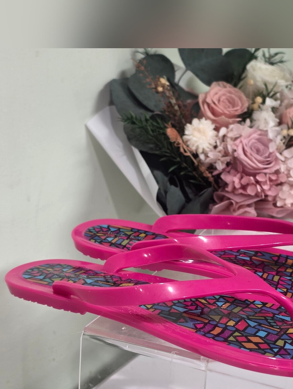 Nicole Miller Pink Mosaic-Print Jelly Thong Sandals 8 - Picture 4 of 5